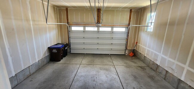 Building Photo - $2,000 OFF 4-bed, 3.5-bath Townhome Available Now!