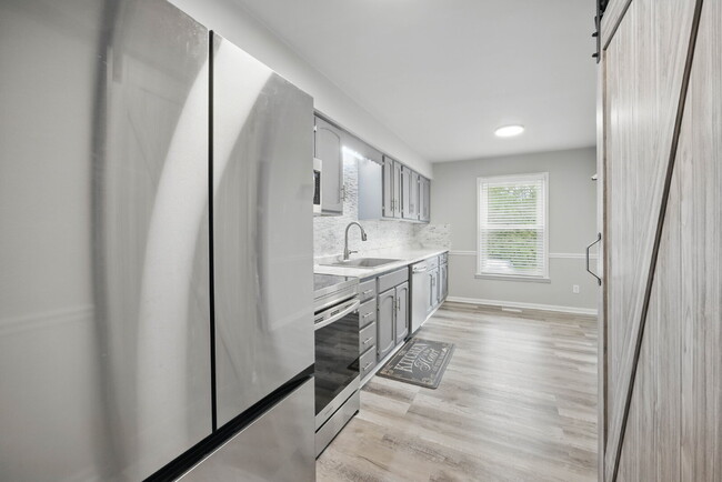 Building Photo - Beautiful 2 Bedroom 1.5 Bathroom Duplex