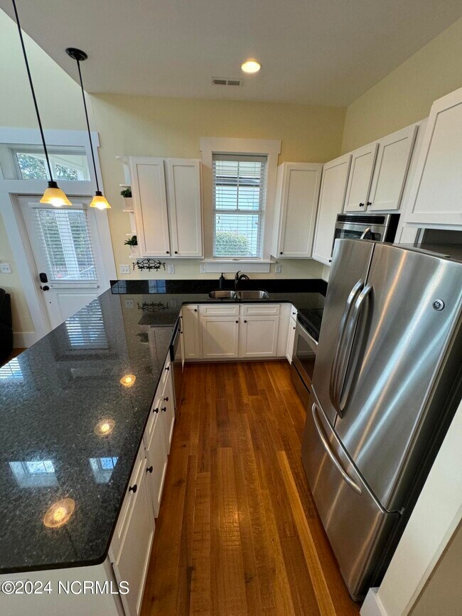 Building Photo - 819 Meadowsweet Ln