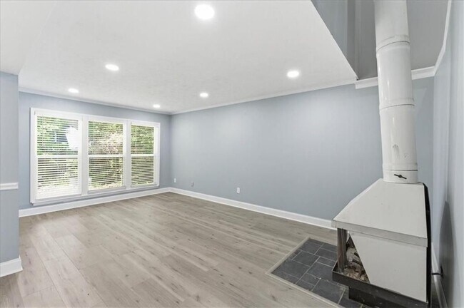 Building Photo - 2696 Greentree Dr SE