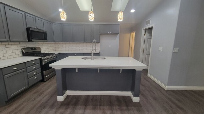 Building Photo - 10919 Golden Valley Dr