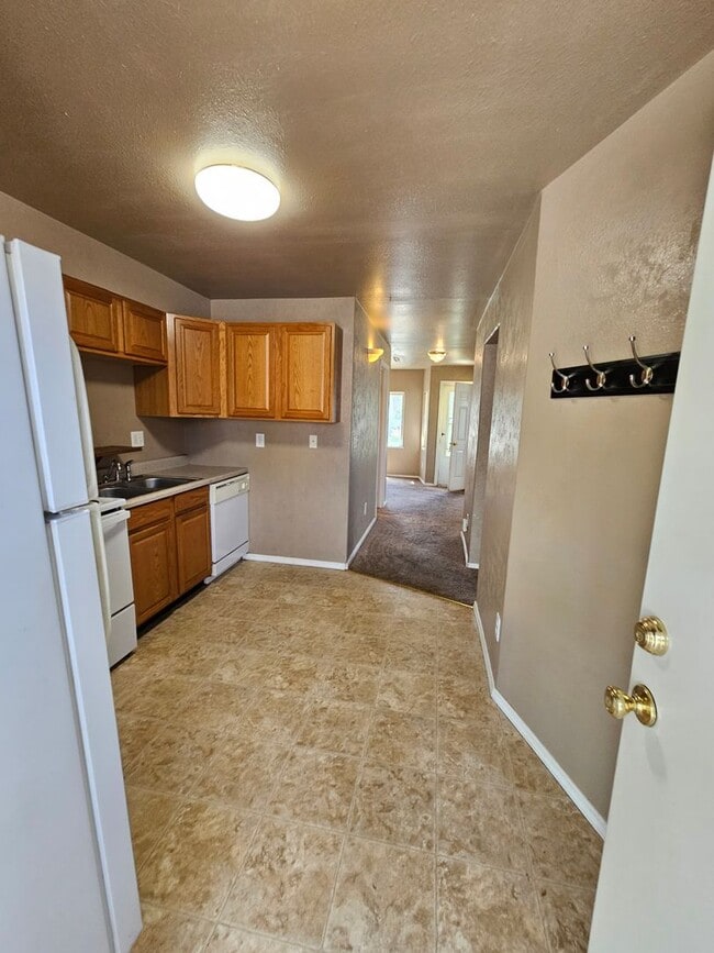 Building Photo - $1111 | 1BR/1BA | Cozy Lower Duplex Unit i...