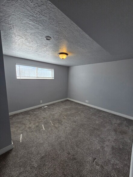 Building Photo - 1033 E 300 N St