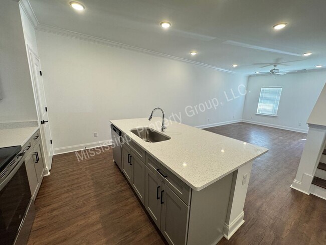 Building Photo - 721 Southview Dr