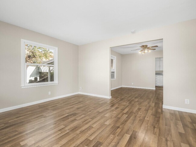 Building Photo - 2140 E Floradora Ave