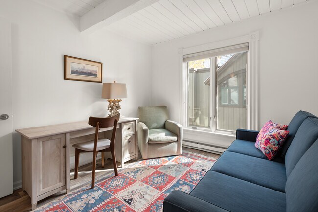 Building Photo - 916 E Hopkins Ave