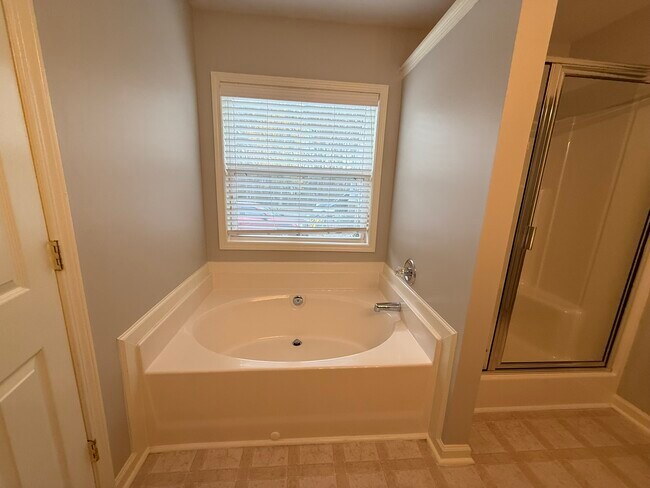 Building Photo - 2350 Walnut Tree Ct NE