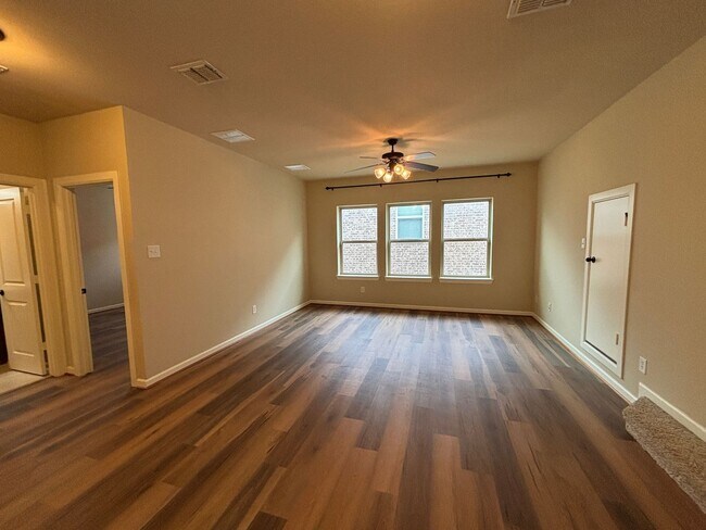 Building Photo - 5 BR/4BA | Updated Single Family Home | 2-Car Garage | Gated backyard