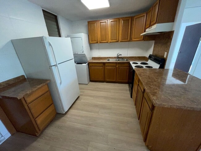 Building Photo - "Cathedral Point" Spacious Ground-Floor 1-...