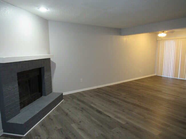 Building Photo - Cozy 2 bedrooms and 1.5 baths townhome located in Lee's Summit