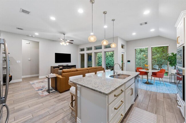 Building Photo - 104 Indian Paintbrush Trl