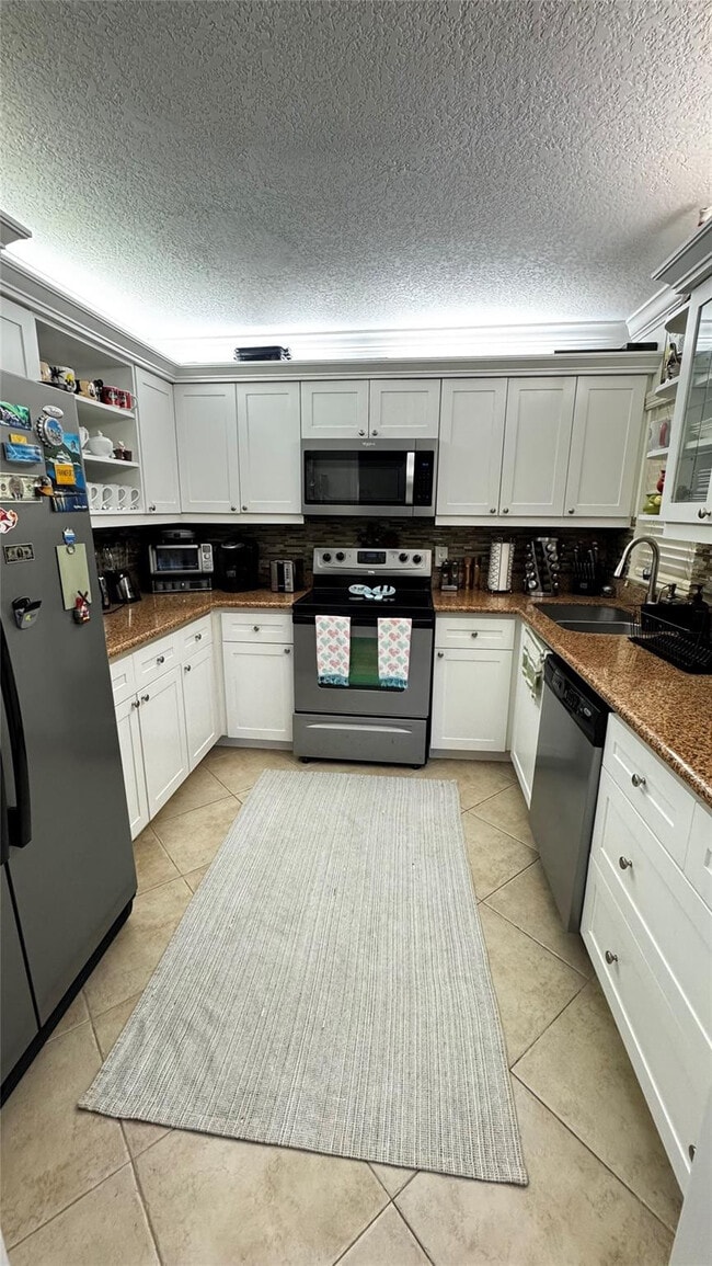 Building Photo - 4001 Carambola Cir N