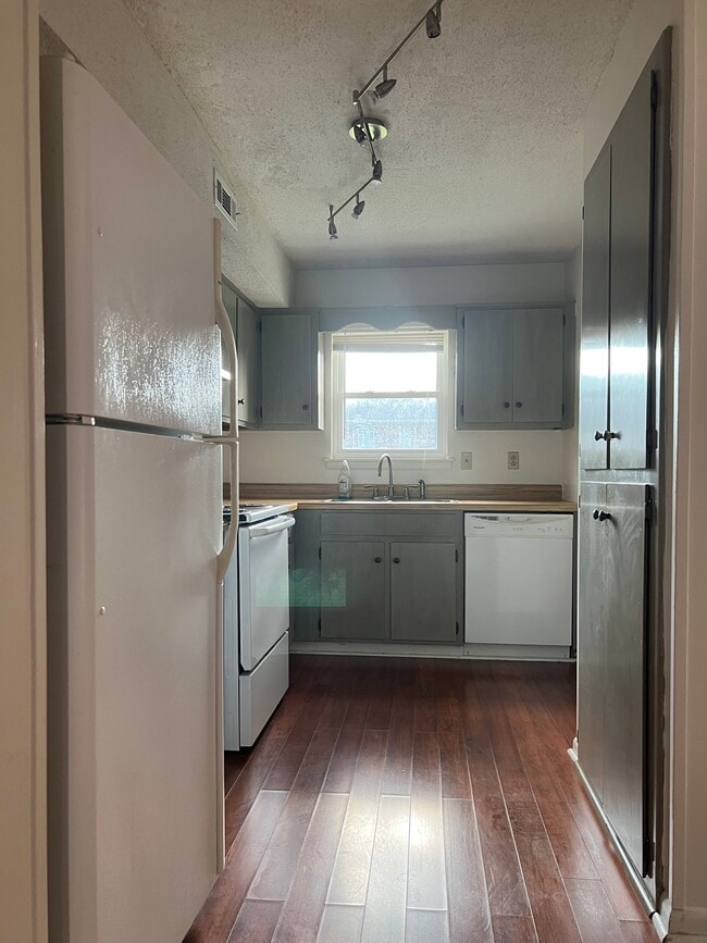 Building Photo - 205 Marinawoods Dr SE