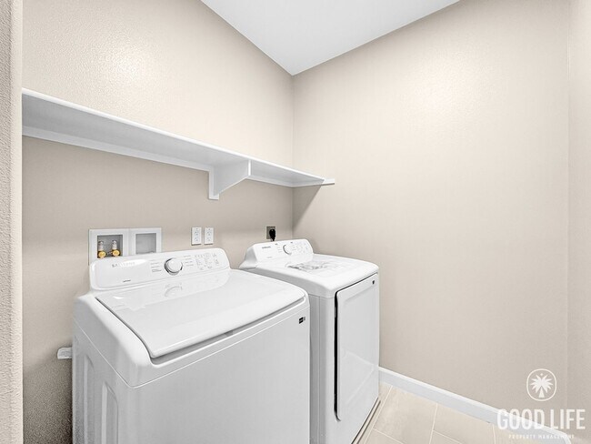 Building Photo - Never-Lived-In Modern 5BR Home with Private Backyard