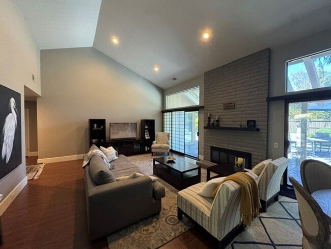 Building Photo - Gorgeous 3-Bedroom House in Gold River wit...