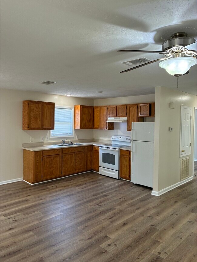 Building Photo - Beautiful 3/1 house