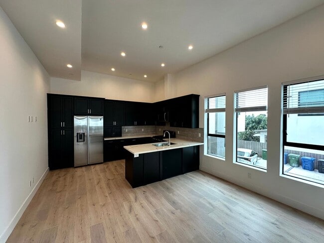 Building Photo - Beautiful Modern Luxury 4 Story Townhome -...