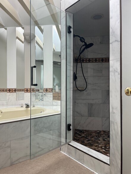 Master Bath - 219 Island Cove Ct