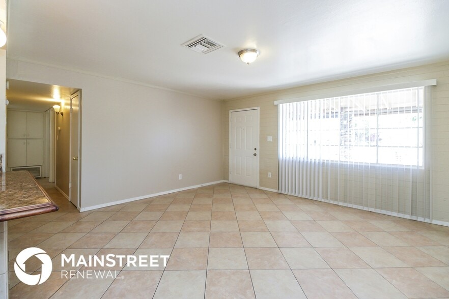 Building Photo - 3908 W Lewis Ave