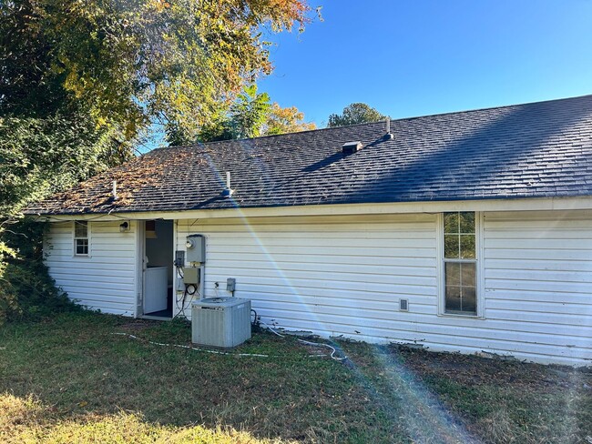 Building Photo - Great 3 Bedroom Home in Elkhardt Available...