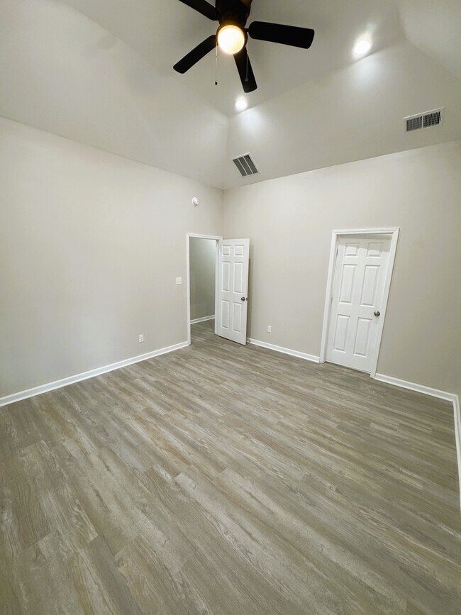 Building Photo - 547 Berclair Rd