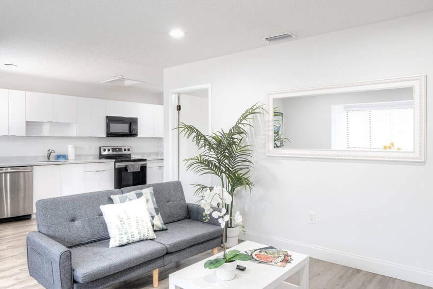 Building Photo - 470 U.S. 41-SI ID1056513P