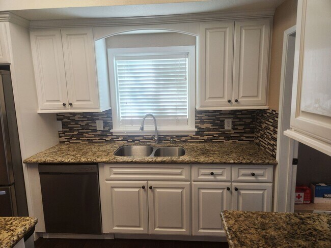 Building Photo - 3 bedrooms 2 bathrooms Downtown Riverside ...