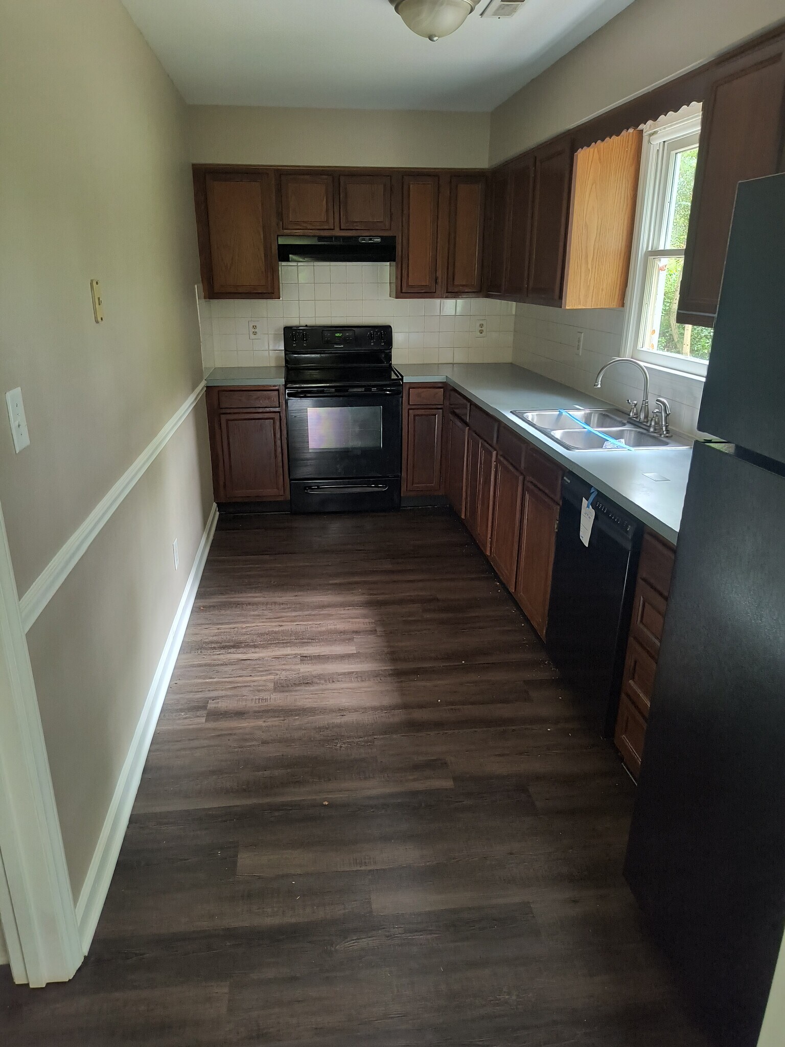 Building Photo - 245 Guinevere Ct