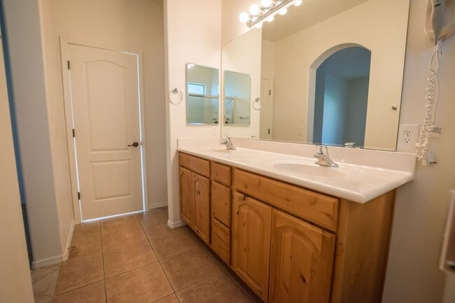 Building Photo - Charming 4 Bedroom, 3 Bath Home, with 2 Ca...