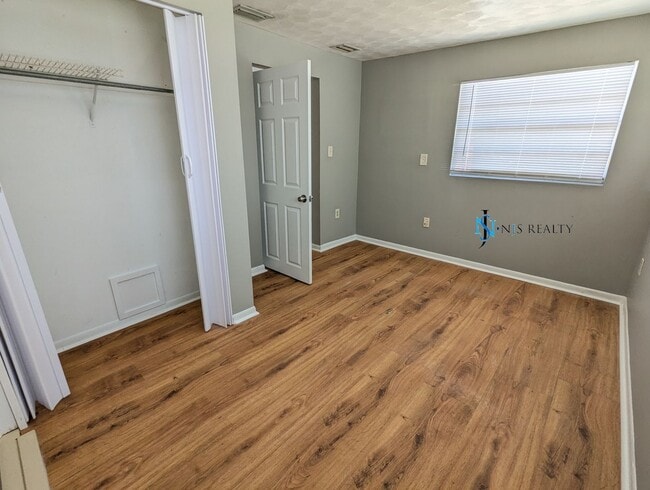 Building Photo - Must See 3/2/1 over 1000sf with tile/laminate floors, fresh paint, fenced yard and large living r...