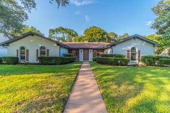 Building Photo - 2605 Briarwood Dr