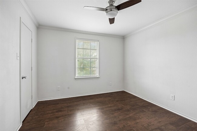Building Photo - 320 S Mesa Verde Way