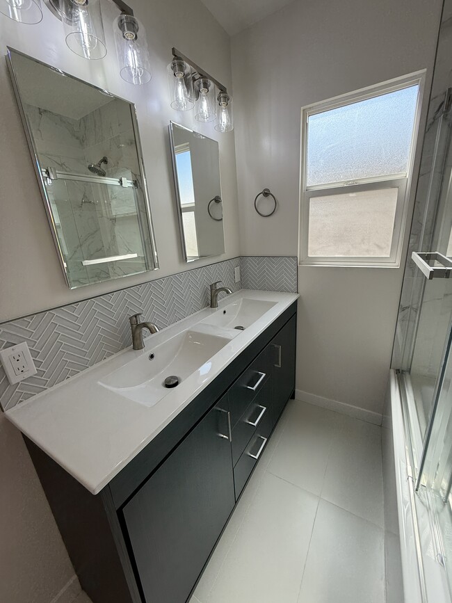 Building Photo - 431 N Catalina St