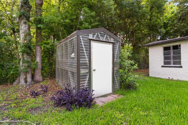 Building Photo - Gardener's Paradise! 3BR Home on Oversized Lot with Shed & Greenhouse