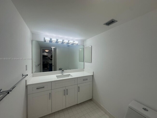 Building Photo - 2555 Collins Ave