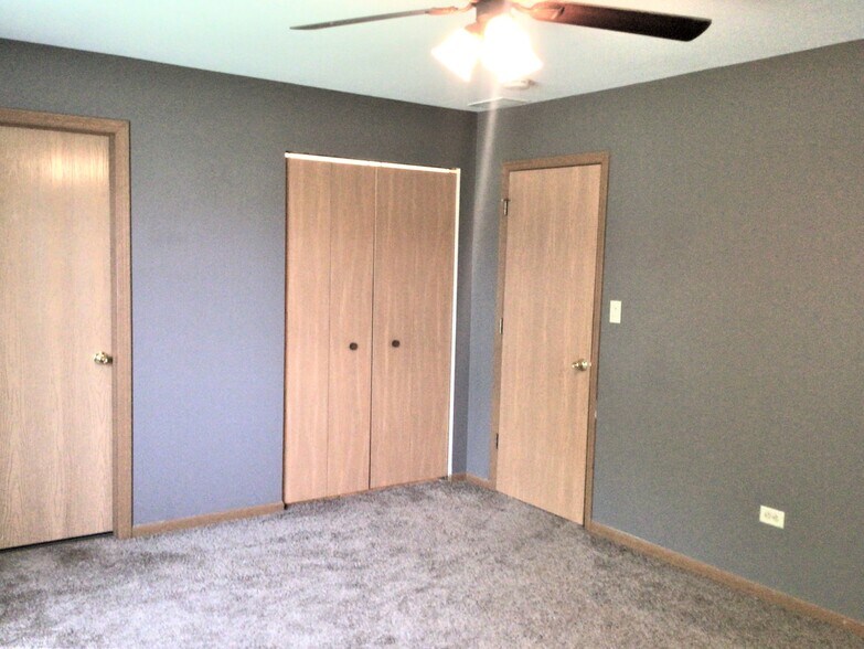 Building Photo - 898 Cottonwood Dr