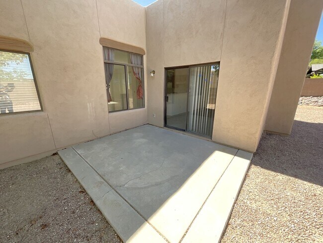 Building Photo - Convenient Eastside location on cul-de-sac
