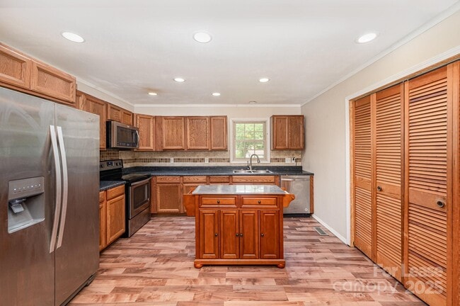 Building Photo - 6118 S Rocky River Rd