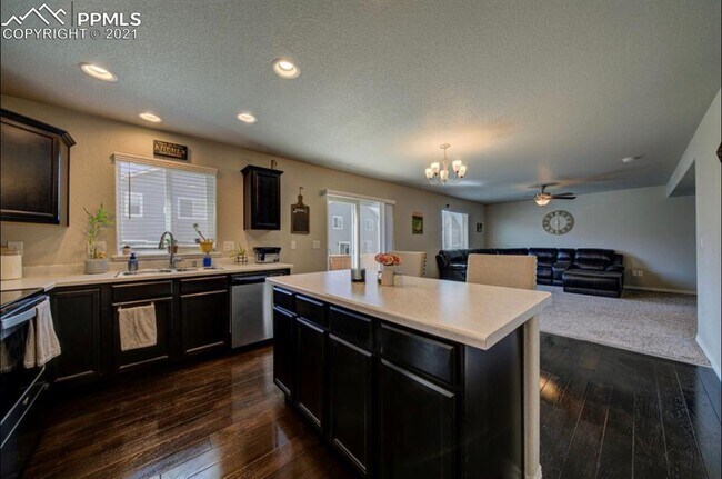 Building Photo - 6673 Galpin Dr