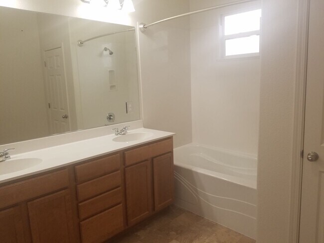 Building Photo - Beautiful, Large 4 BR/2.5 Bath Home,  Lots of light!  Great Neighborhood!