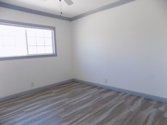 Building Photo - Ranch Style 1 Level, 3Bed/2Bath, Miraleste Pines, Custom Touches Everywhere