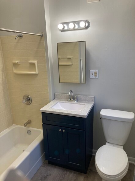 Building Photo - 1318 E 9th St