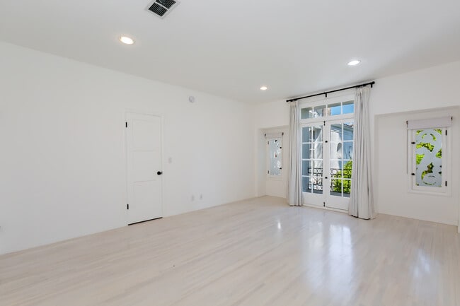 Master bedroom - 8495 Fountain Ave