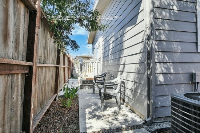 Building Photo - NEWER 2 BR/1 BA detached 1-story unit available soon@