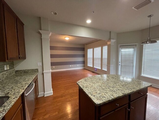 Building Photo - Midtowne