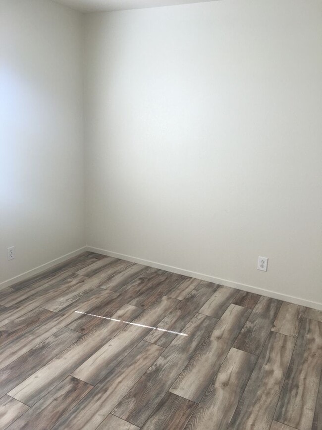 Building Photo - Three Bedroom Townhouse Style Apartment wi...