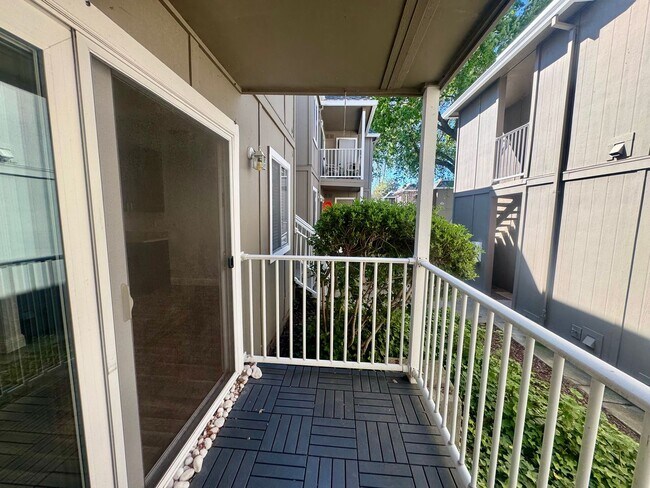 Building Photo - Gorgeous Lower End Unit with Inside Laundry Available Now!