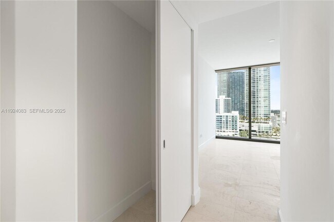 Building Photo - 700 NE 26th Terrace