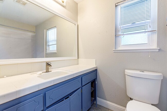 Building Photo - 644 Swallow Dr