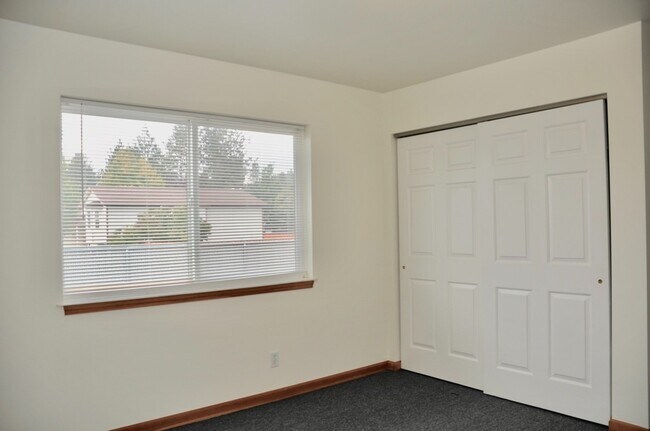 Building Photo - 2 bed 1 bath duplex